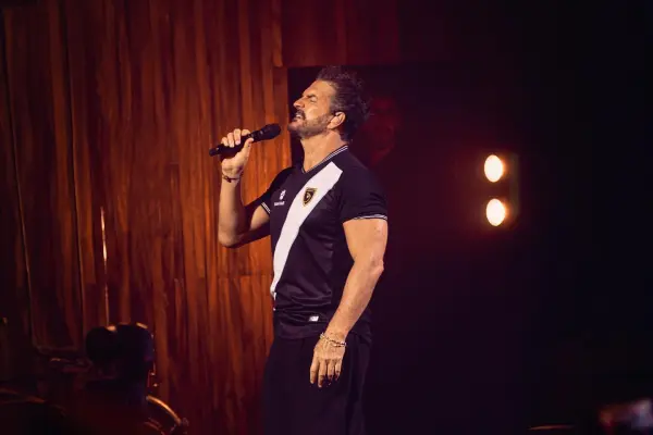 Ricardo Arjona arremete contra la generación de cristal y los Therian en pleno concierto