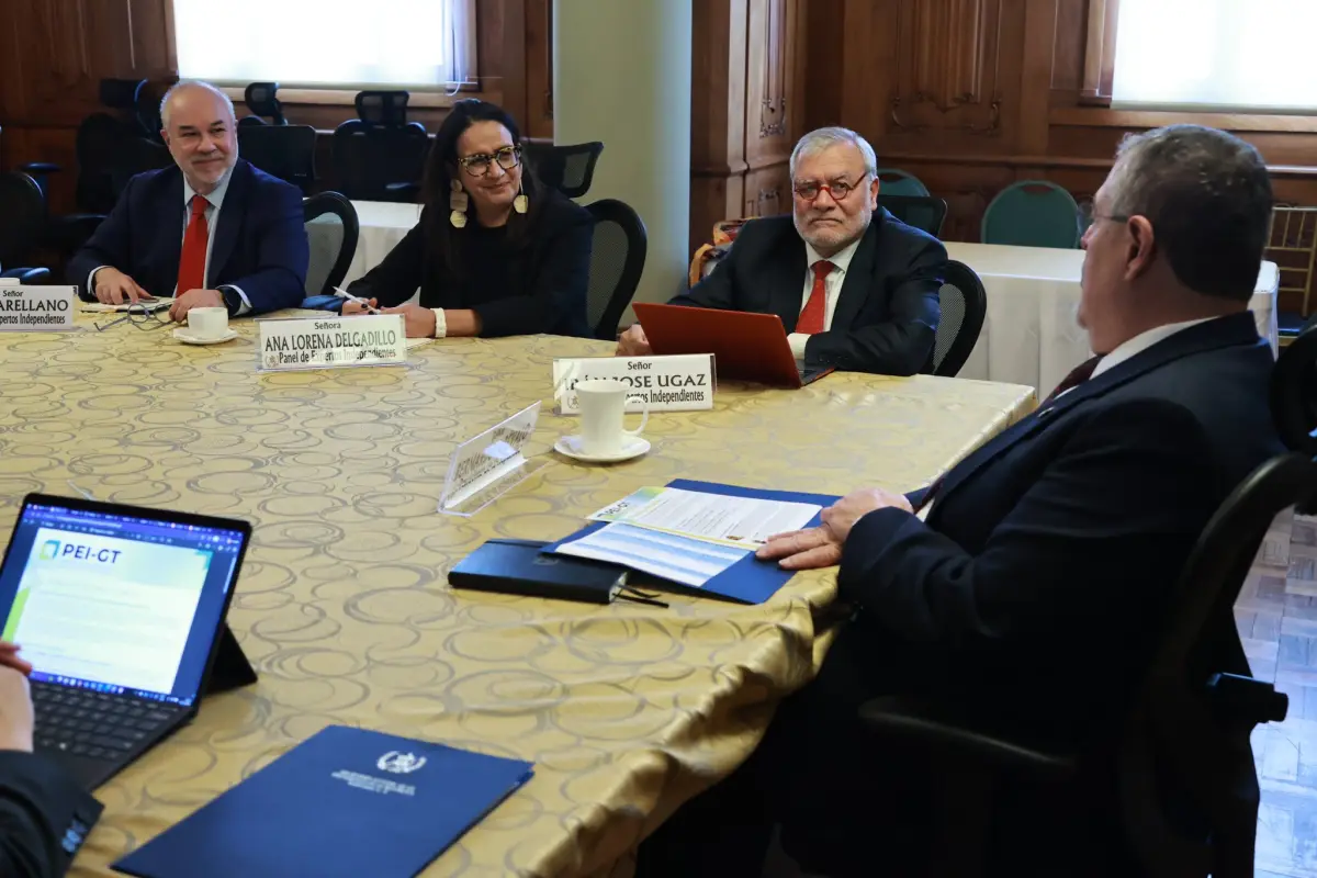 Integrantes del Panel de Personas Expertas Independientes (PEI-GT) en una reunión con el presidente de Guatemala, Bernardo Arévalo, el 12 de noviembre de 2025., PEI-GT