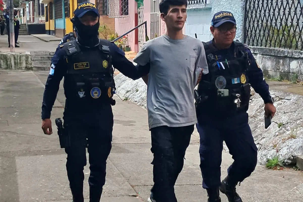 En la colonia Primero Julio de la zona 5 de Mixco, fueron detenidos dos pandilleros., Foto PNC