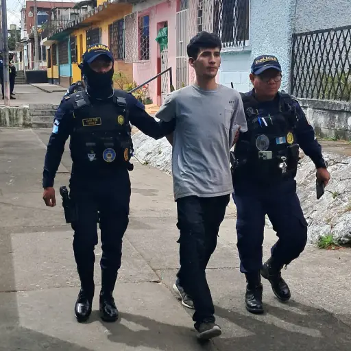 En la colonia Primero Julio de la zona 5 de Mixco, fueron detenidos dos pandilleros. ,Foto PNC