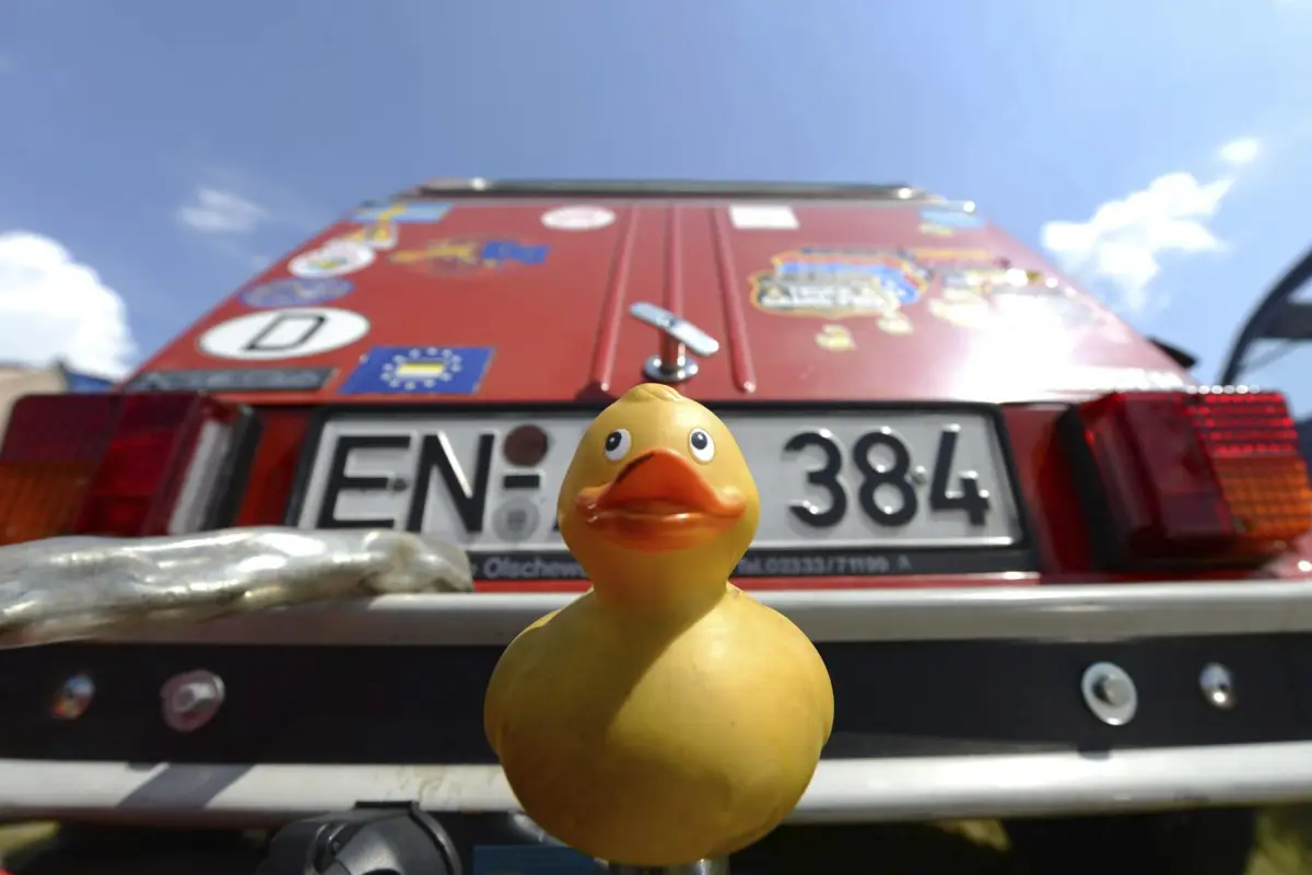 Imagen de julio de 2014 de un clásico patito de goma cubriendo la bola de remolque de un Citroen 2CV ("dos caballos") en Hofheim-Diedenbergen, Alemania,  EFE/Arne Dedert
