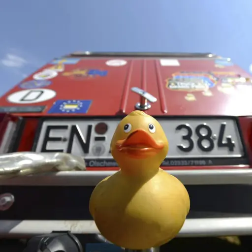 Imagen de julio de 2014 de un clásico patito de goma cubriendo la bola de remolque de un Citroen 2CV (