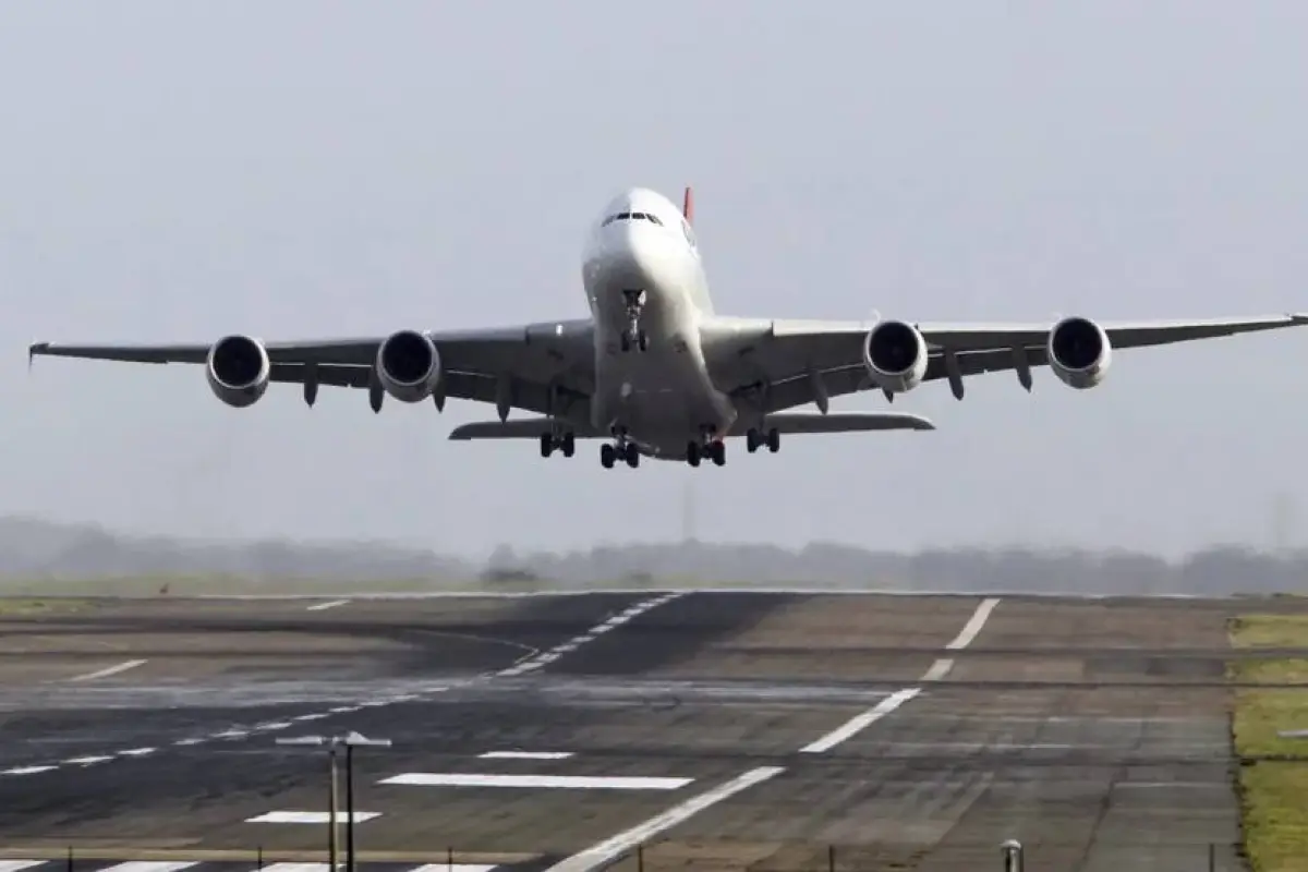 avión - vuelo - aeronave - pista - aeropuerto
