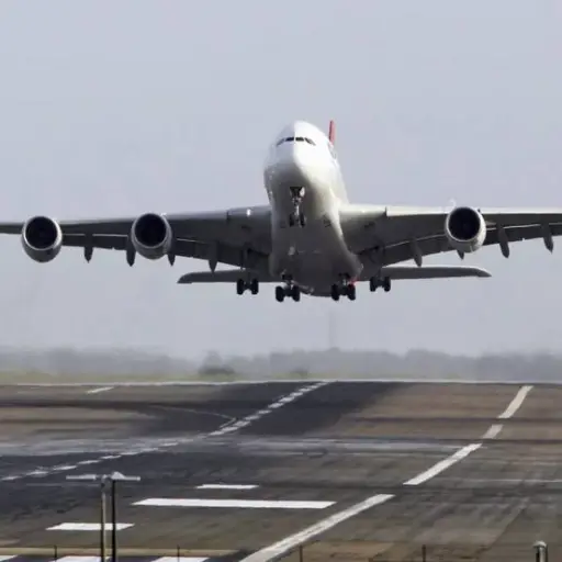 avión - vuelo - aeronave - pista - aeropuerto