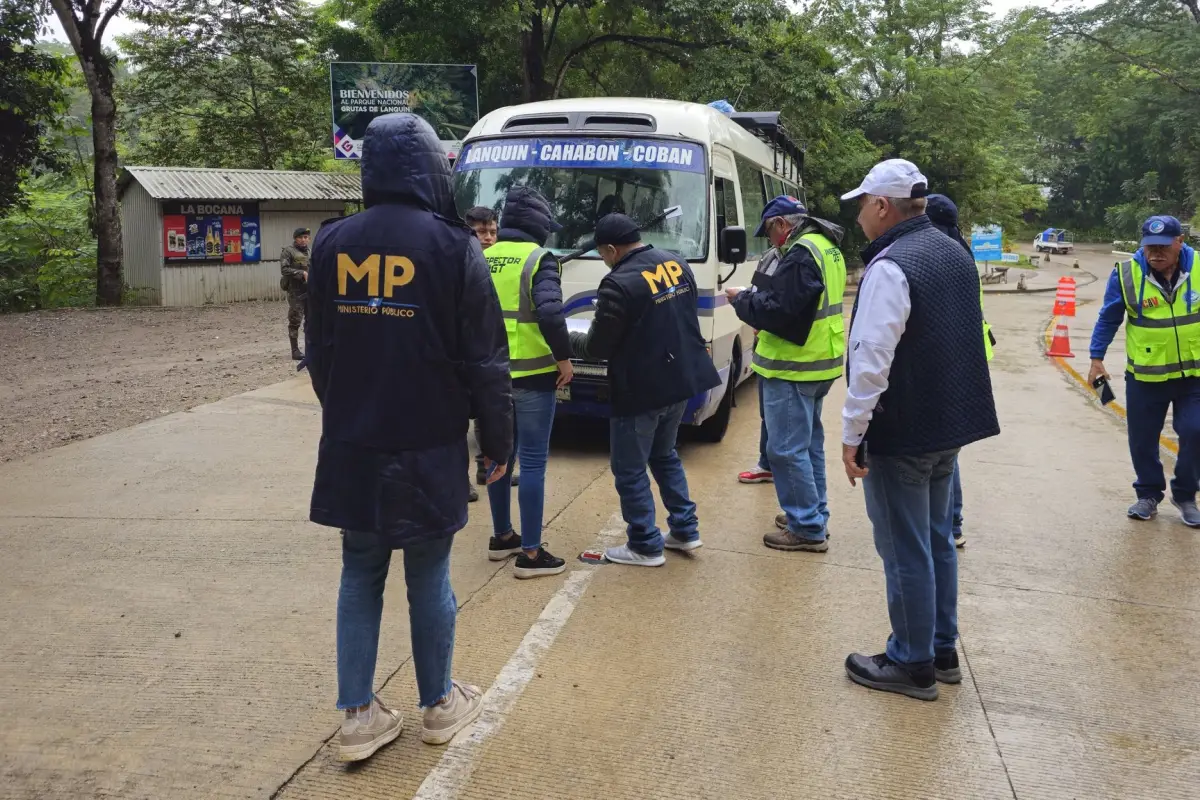 El personal del Ministerio Público y la Dirección General de Transportes realizó las diligencias de verificación en el ingreso al Parque Nacional Grutas de Lanquín., Ministerio Público
