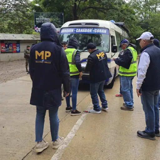 El personal del Ministerio Público y la Dirección General de Transportes realizó las diligencias de verificación en el ingreso al Parque Nacional Grutas de Lanquín. ,Ministerio Público