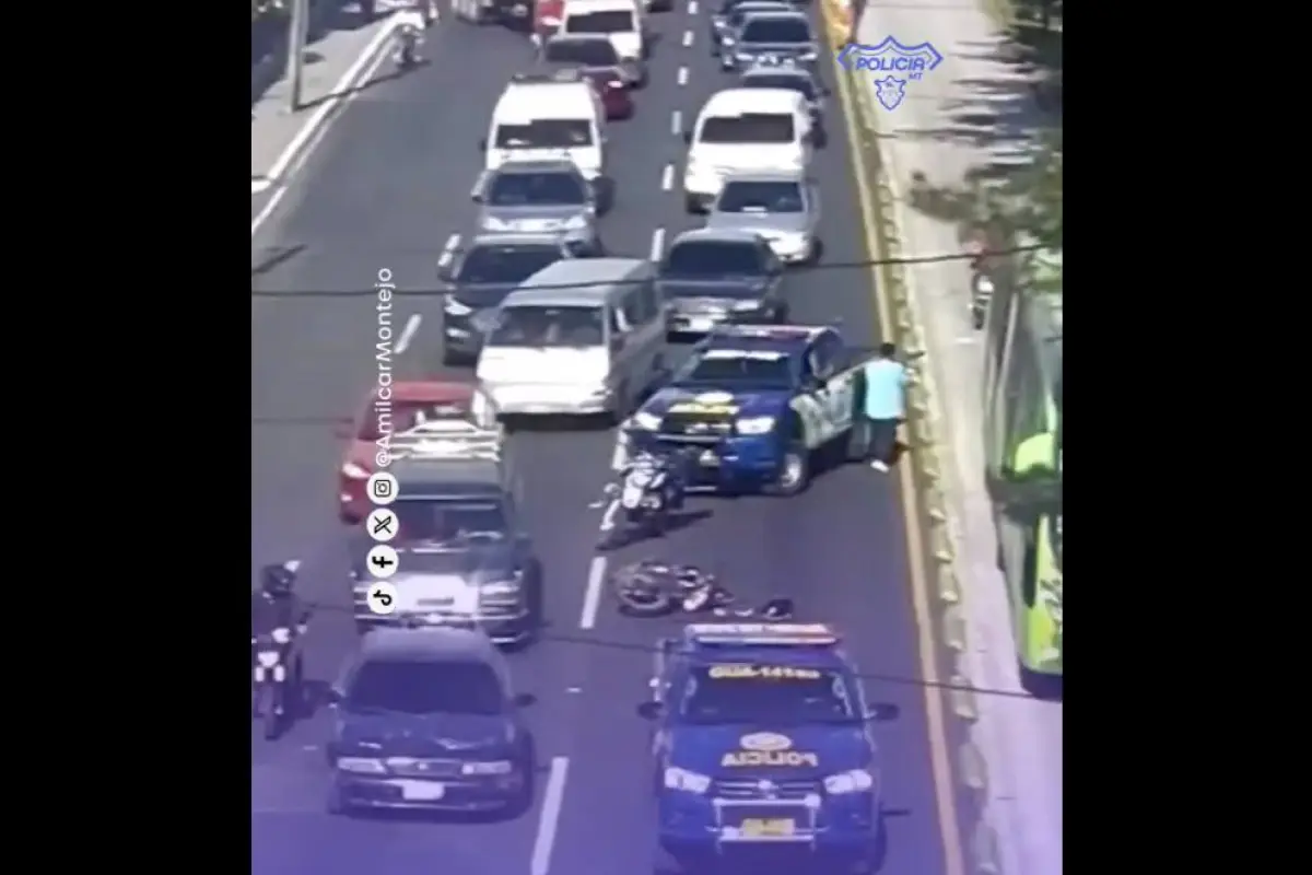 En el área donde dispararon contra dos motoristas, en la Aguilar Batres, zona 11, se mantiene un cierre vehicular parcial., PMT capitalina/Montejo