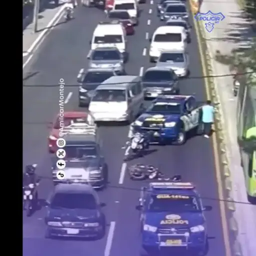 En el área donde dispararon contra dos motoristas, en la Aguilar Batres, zona 11, se mantiene un cierre vehicular parcial. ,PMT capitalina/Montejo