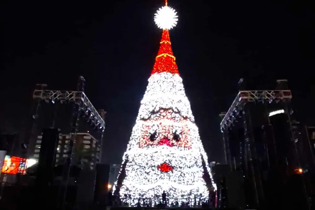 El encendido del Árbol Gallo deslumbró a todos los presentes en la Plaza del Obelisco., Alex Meoño