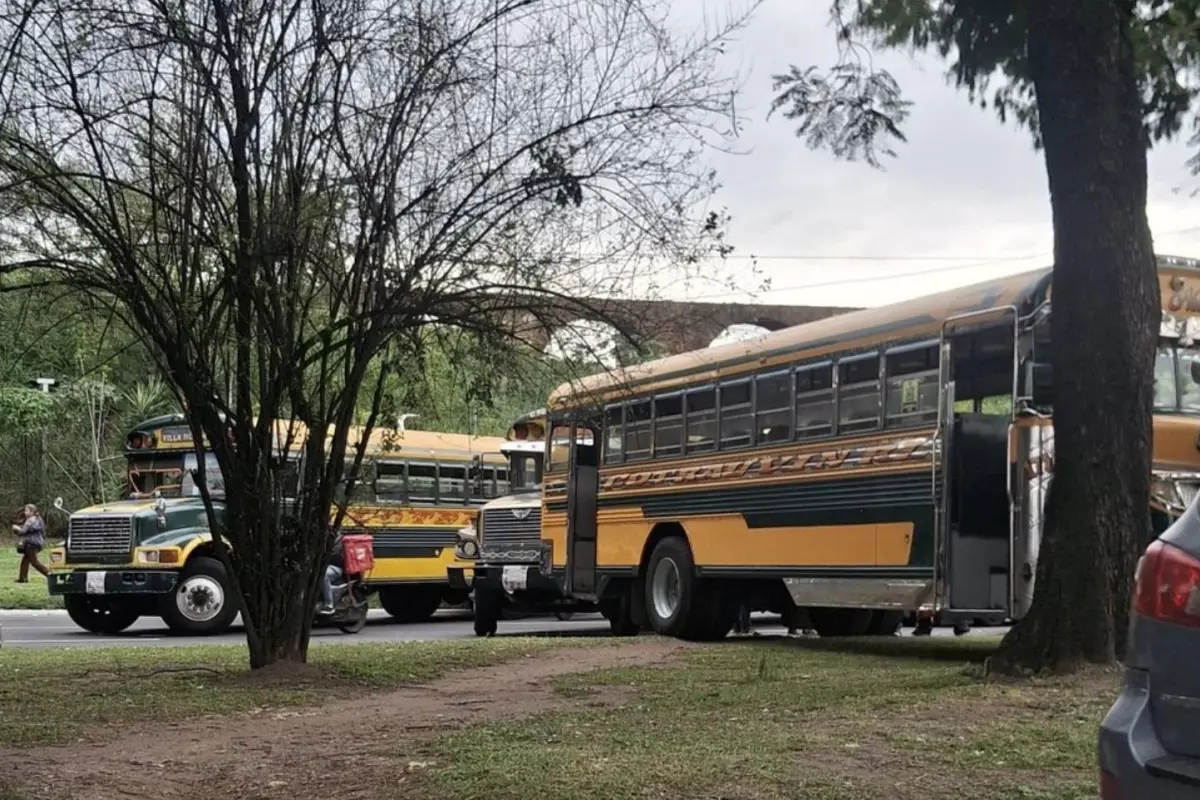 Los encapuchados utilizan buses para bloquear el paso en el bulevar Liberación., Foto Cortesía