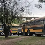 Los encapuchados utilizan buses para bloquear el paso en el bulevar Liberación. ,Foto Cortesía