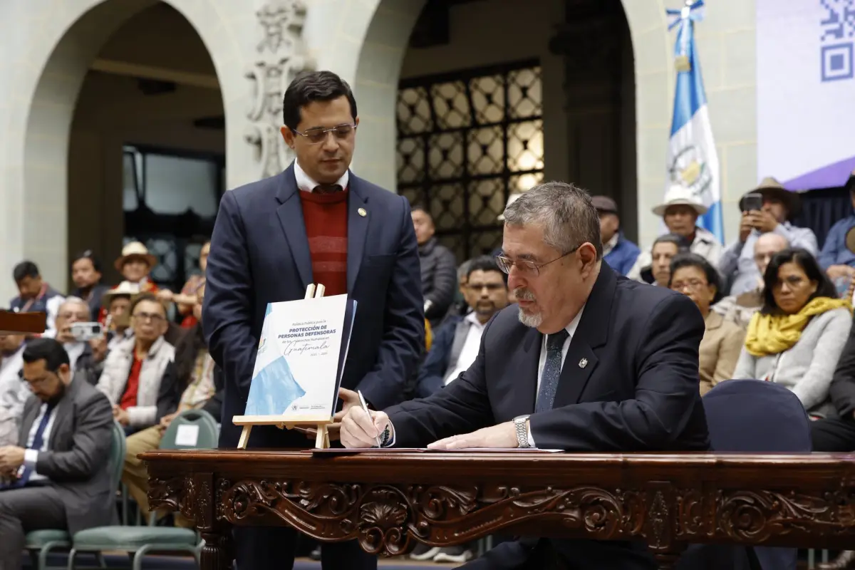 El presidente Bernardo Arévalo firmó e hizo entrega de la Política Pública de Protección de Personas Defensoras de Derechos Humanos., Gobierno de Guatemala