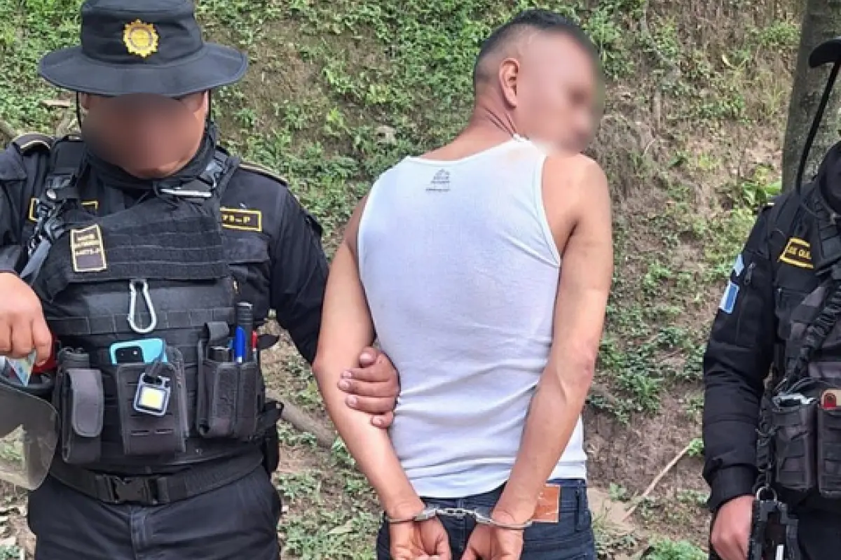 El sospechoso fue localizado en la parte trasera de la plaza Mariachis, previo al encuentro Guatemala - Panamá., PNC