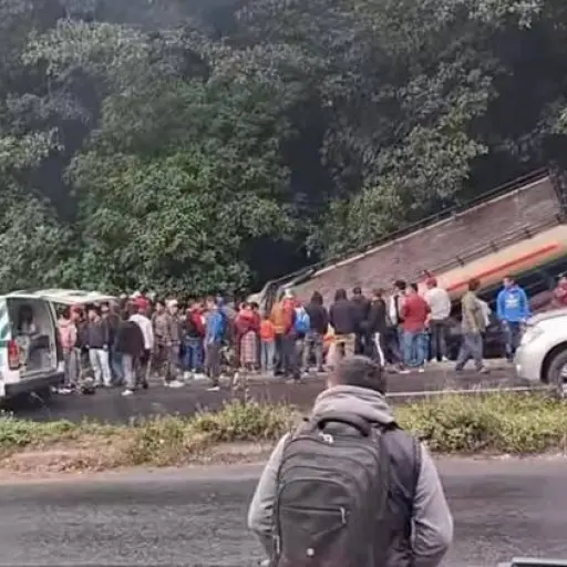 El bus se accidentó en el km. 107 de la ruta Interamericana. ,.