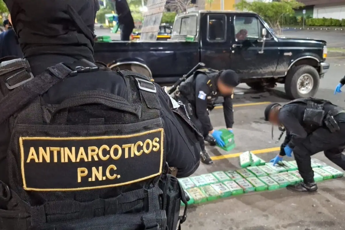 La droga era trasladada oculta en un vehículo., PNC