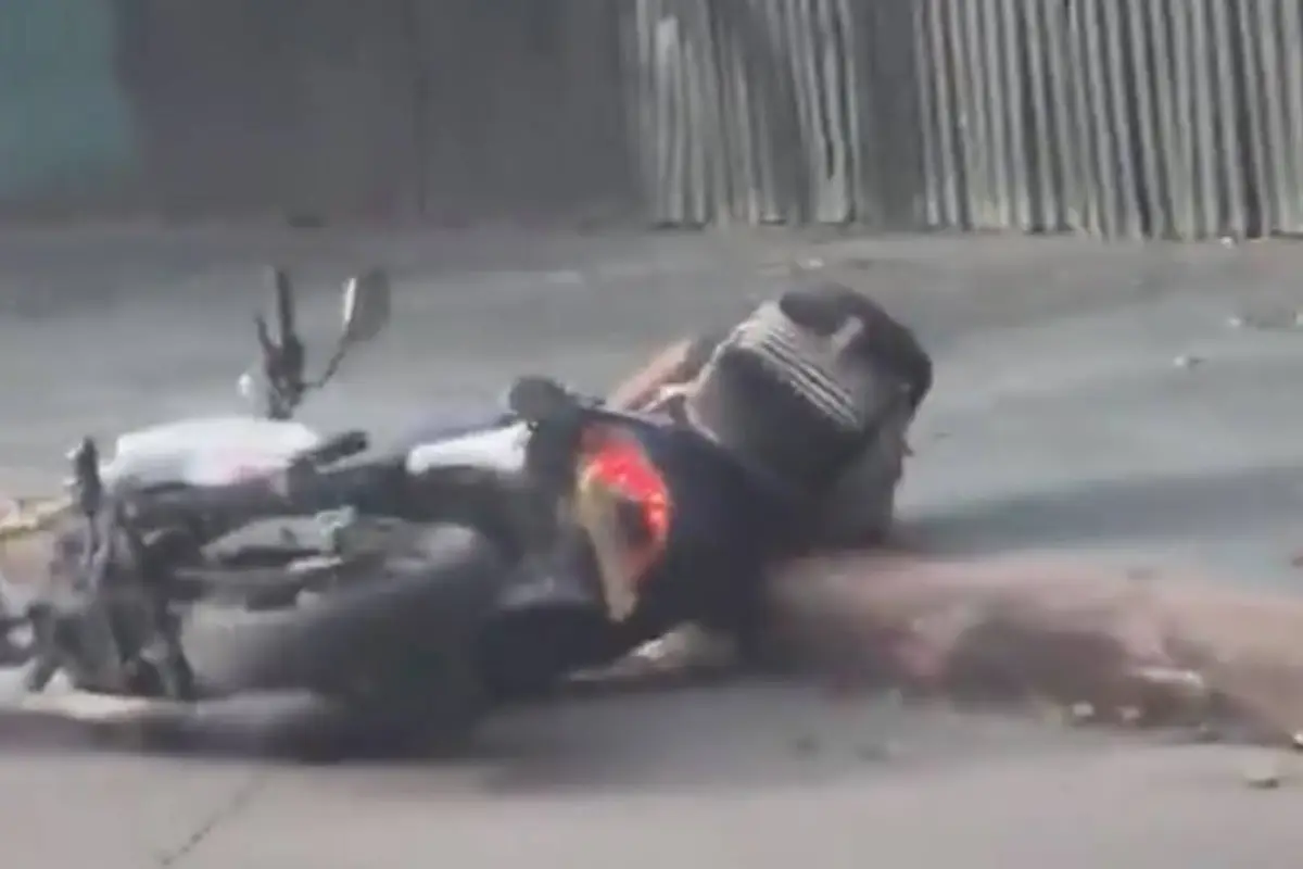 Accidente de motorista en zona 10., Redes sociales.