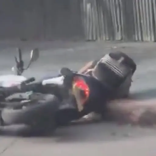 Accidente de motorista en zona 10. ,Redes sociales.