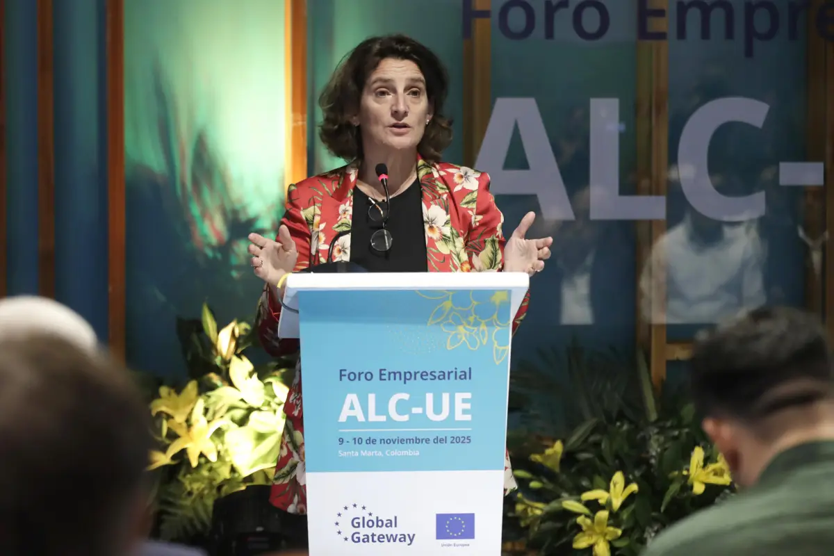 La vicepresidenta para una Transición Limpia, Justa y Competitiva de la Comisión Europea, Teresa Ribera, habla este lunes, en Santa Marta (Colombia),  EFE/ Carlos Ortega
