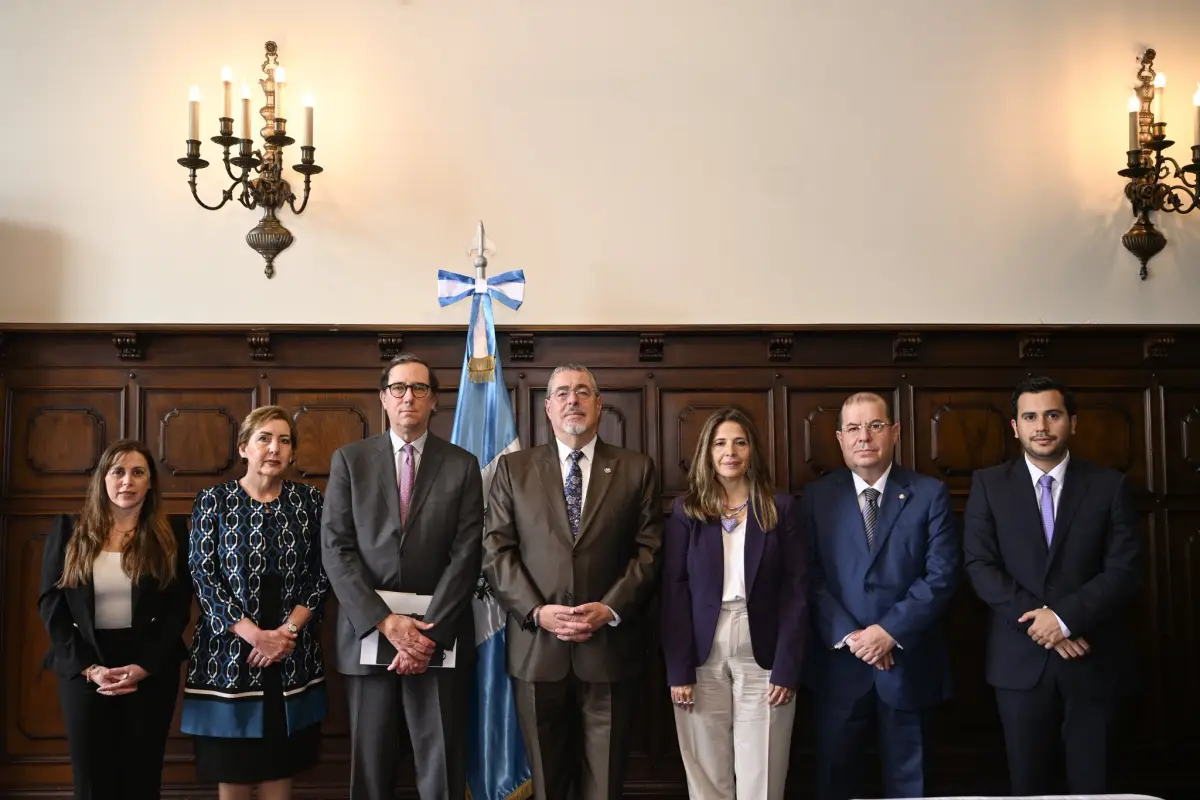 El presidente Bernardo Arévalo se reunió con la misión especial de la OEA, que llegó a Guatemala en noviembre de 2025., Gobierno de Guatemala