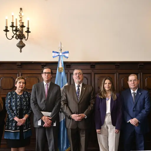 El presidente Bernardo Arévalo se reunió con la misión especial de la OEA, que llegó a Guatemala en noviembre de 2025. ,Gobierno de Guatemala