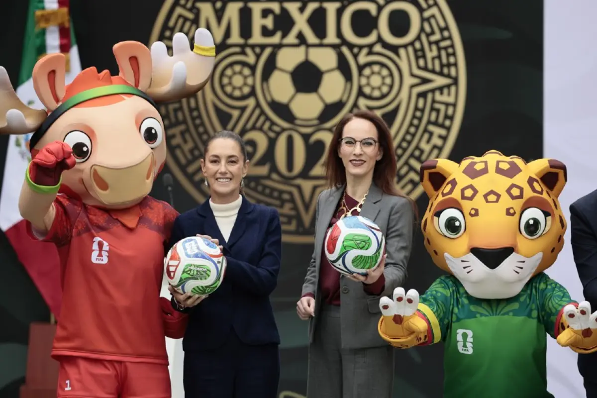 La presidenta de México Claudia Sheibaum posa con las mascotas de la Copa Mundial de la FIFA 2026.