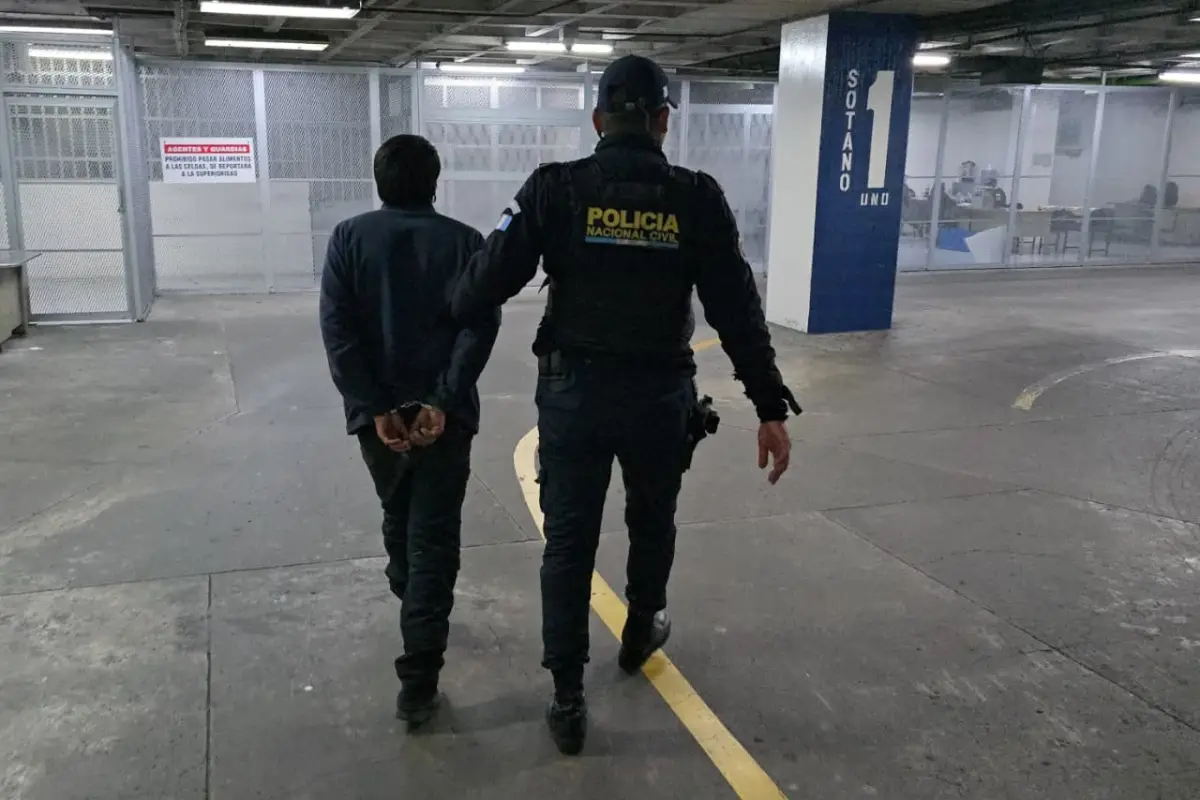 El sospechoso fue trasladado a la Torre de Tribunales para resolver su situación legal., PNC