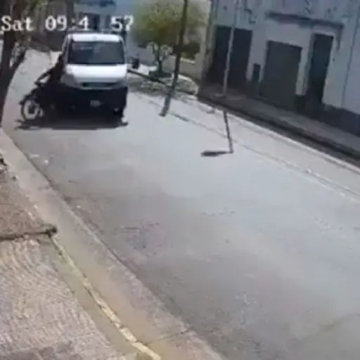 Motorista y piloto de grúa discuten. ,Redes sociales.