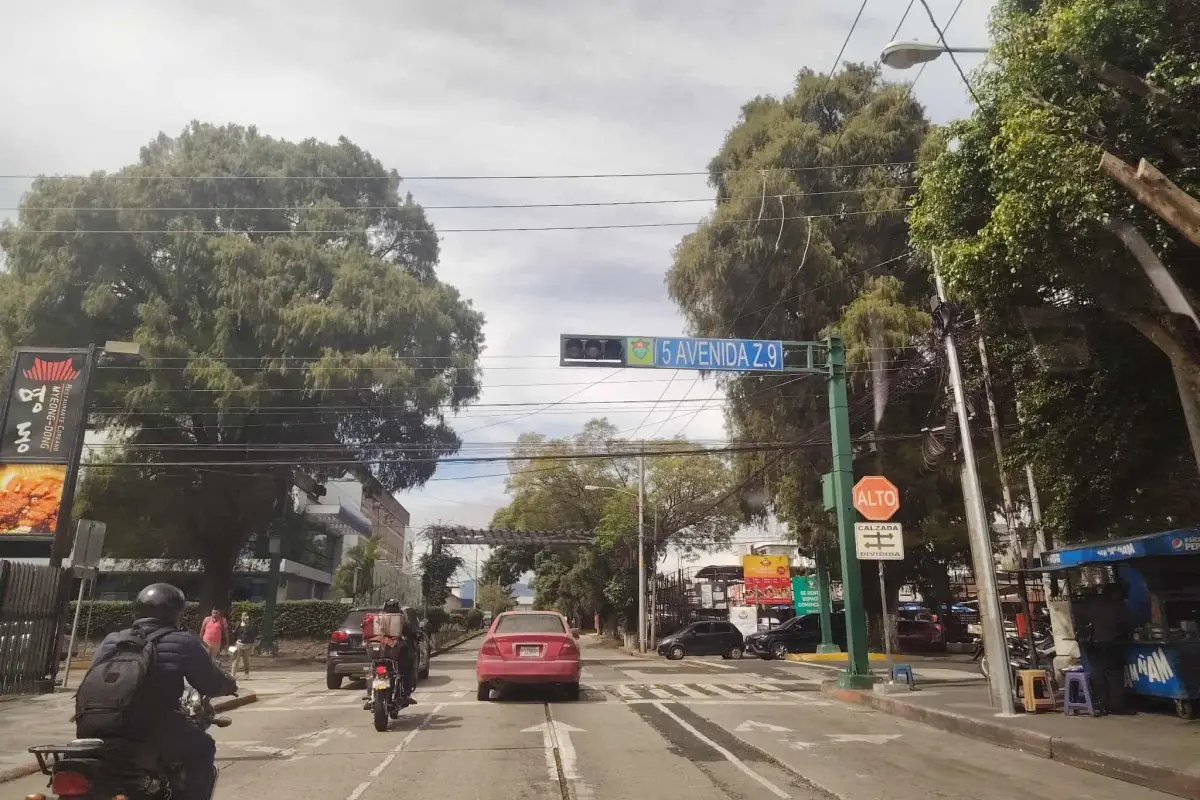 Uno de los semÃ¡foros sin funcionar en la zona 9 capitalina el martes 11 de noviembre de 2025., CortesÃ­a