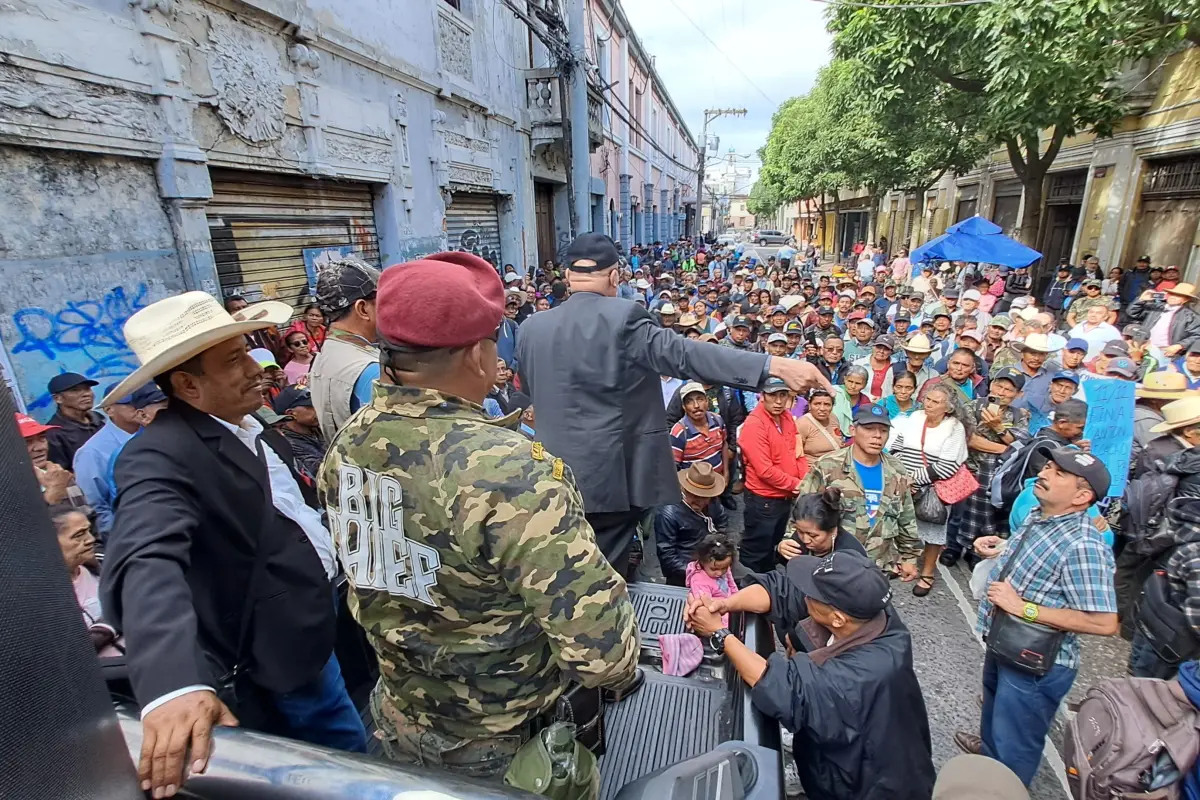 Veteranos militares mantienen una manifestación en las afueras del Congreso, zona 1 de la Ciudad de Guatemala, el martes 11 de noviembre de 2025., Omar Solís/Emisoras Unidas