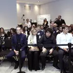  Verónica Ojeda (c-i) oye la lectura del veredicto contra la jueza Julieta Makintach acompañada de Diego Fernando Maradona (c) y el abogado de la familia Ojeda, Mario Baudry (2-i), este martes en La Plata (Argentina). - EFE