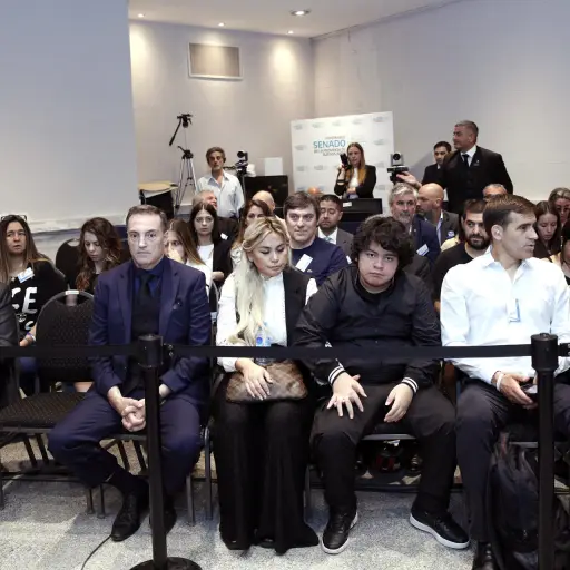  Verónica Ojeda (c-i) oye la lectura del veredicto contra la jueza Julieta Makintach acompañada de Diego Fernando Maradona (c) y el abogado de la familia Ojeda, Mario Baudry (2-i), este martes en La Plata (Argentina). - EFE