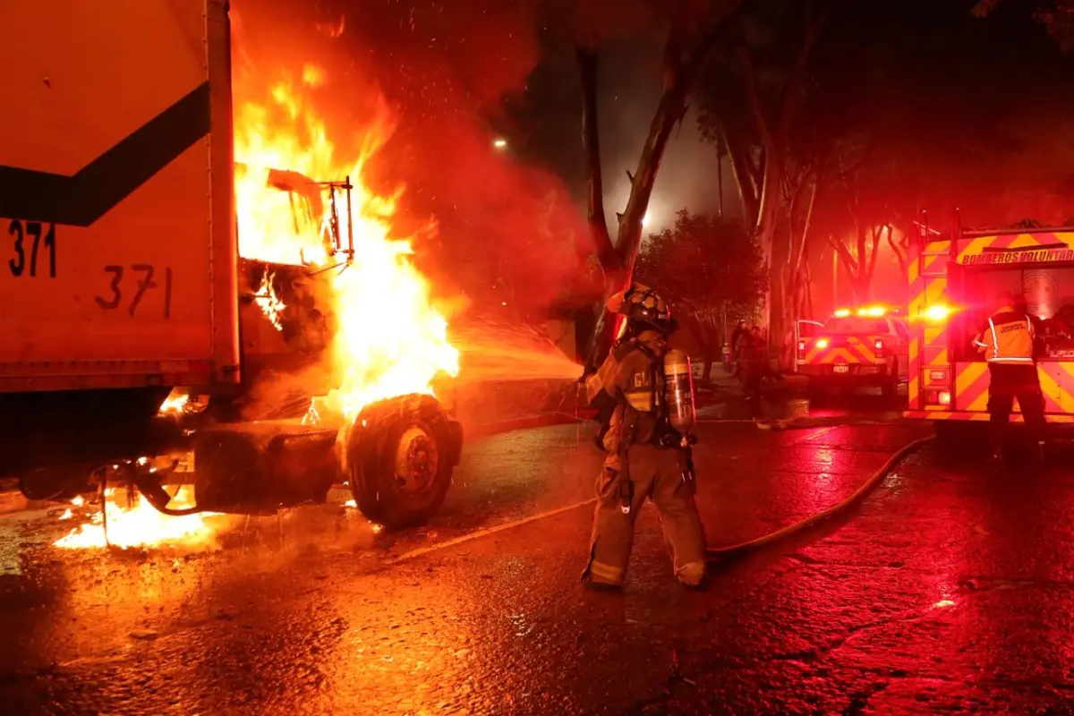 Incendio consume camión recolector en la zona 3