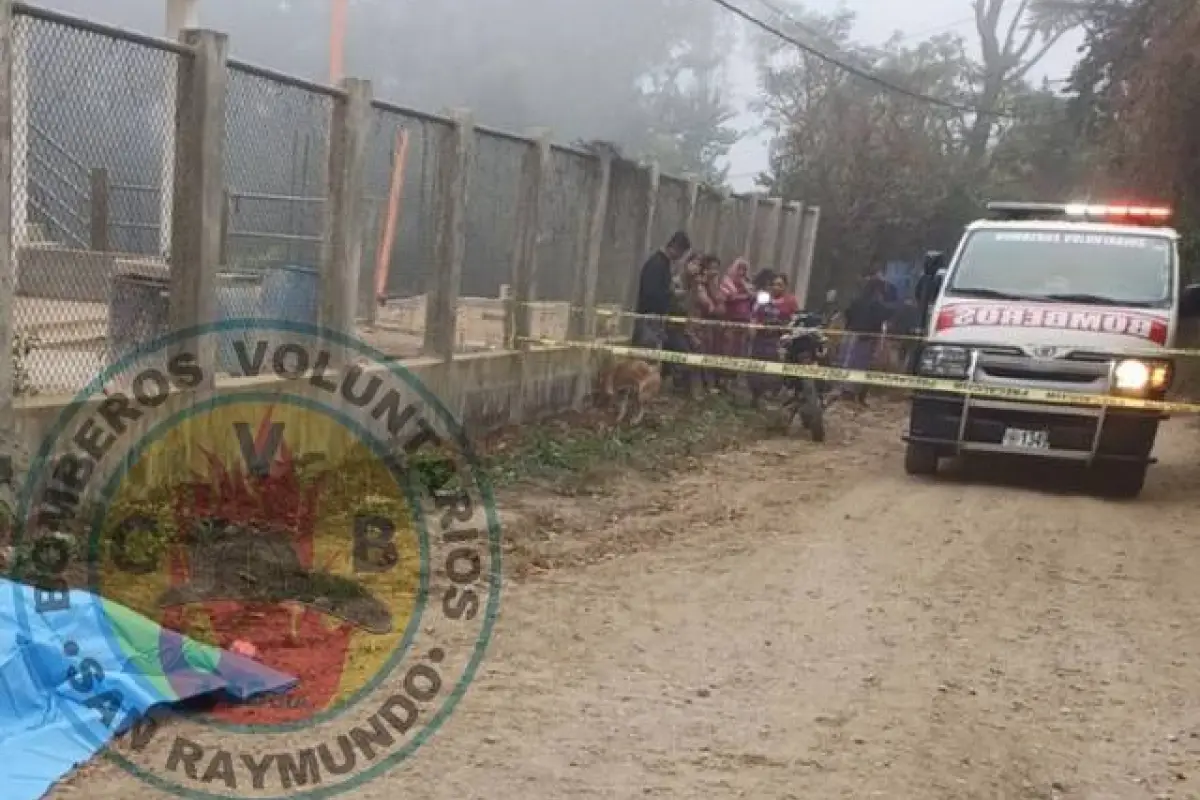 El cuerpo fue abandonado en una carretera del caserío Joloncont, aldea el Carrizal, San Raymundo., Bomberos Voluntarios
