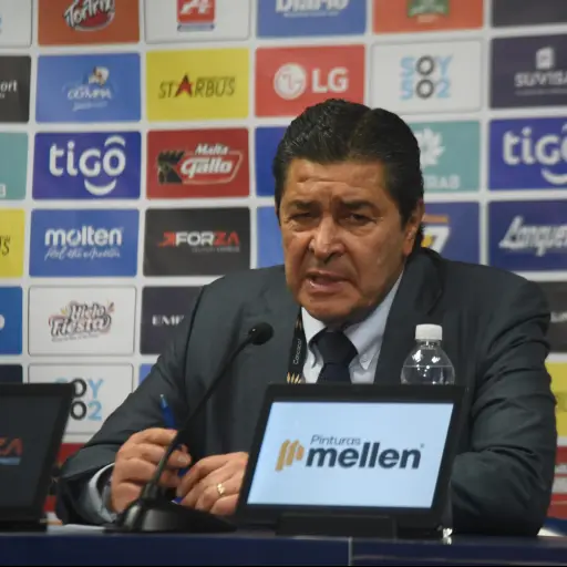 Luis Fernando Tena, técnico de la Selección de Guatemala - Omar Solís