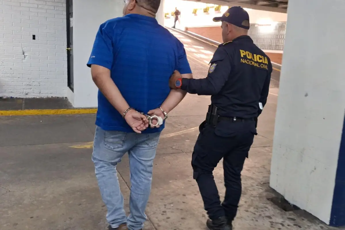 El automovilista señalado de disparar a un motorista en la zona 4 fue capturado., PNC