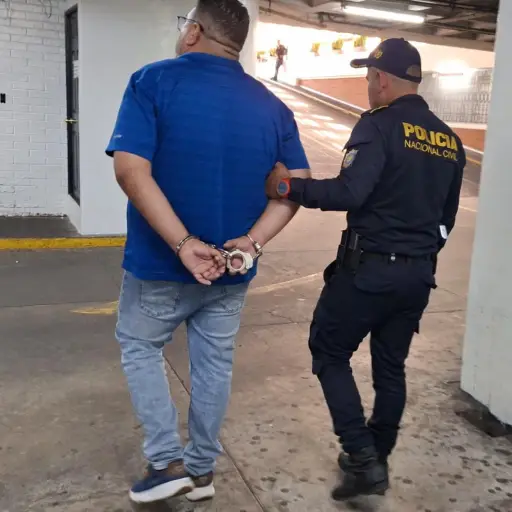 El automovilista señalado de disparar a un motorista en la zona 4 fue capturado. ,PNC