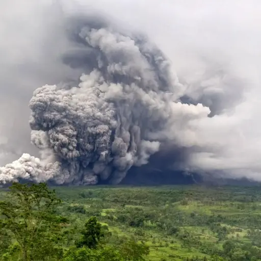 Volcán Semeru, en Indonesia ,EFE