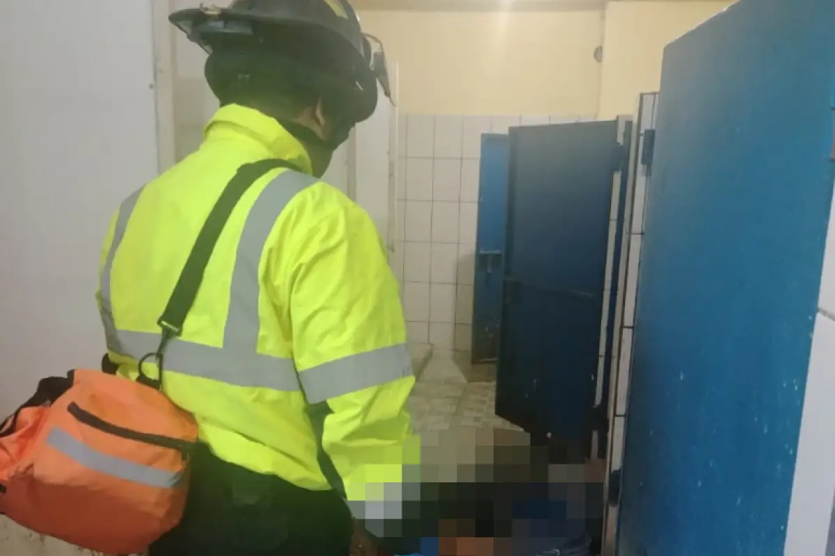 El guardia del Sistema Penitenciario fue hallado sin vida en el área de los baños del Preventivo de zona 18., Bomberos Voluntarios