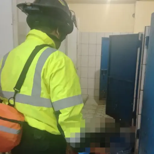 El guardia del Sistema Penitenciario fue hallado sin vida en el área de los baños del Preventivo de zona 18. ,Bomberos Voluntarios
