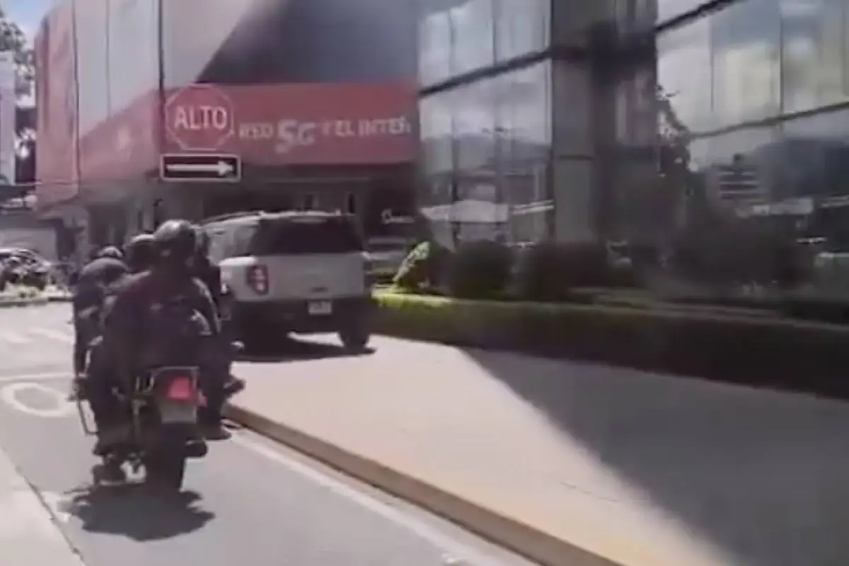 Una camioneta circuló por la banqueta en zona 10., Captura de pantalla video X.