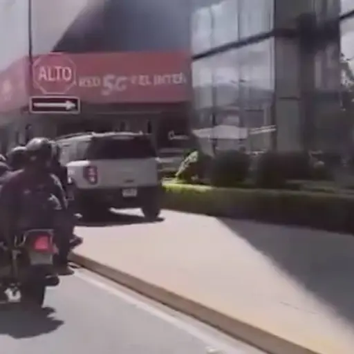 Una camioneta circuló por la banqueta en zona 10. ,Captura de pantalla video X.