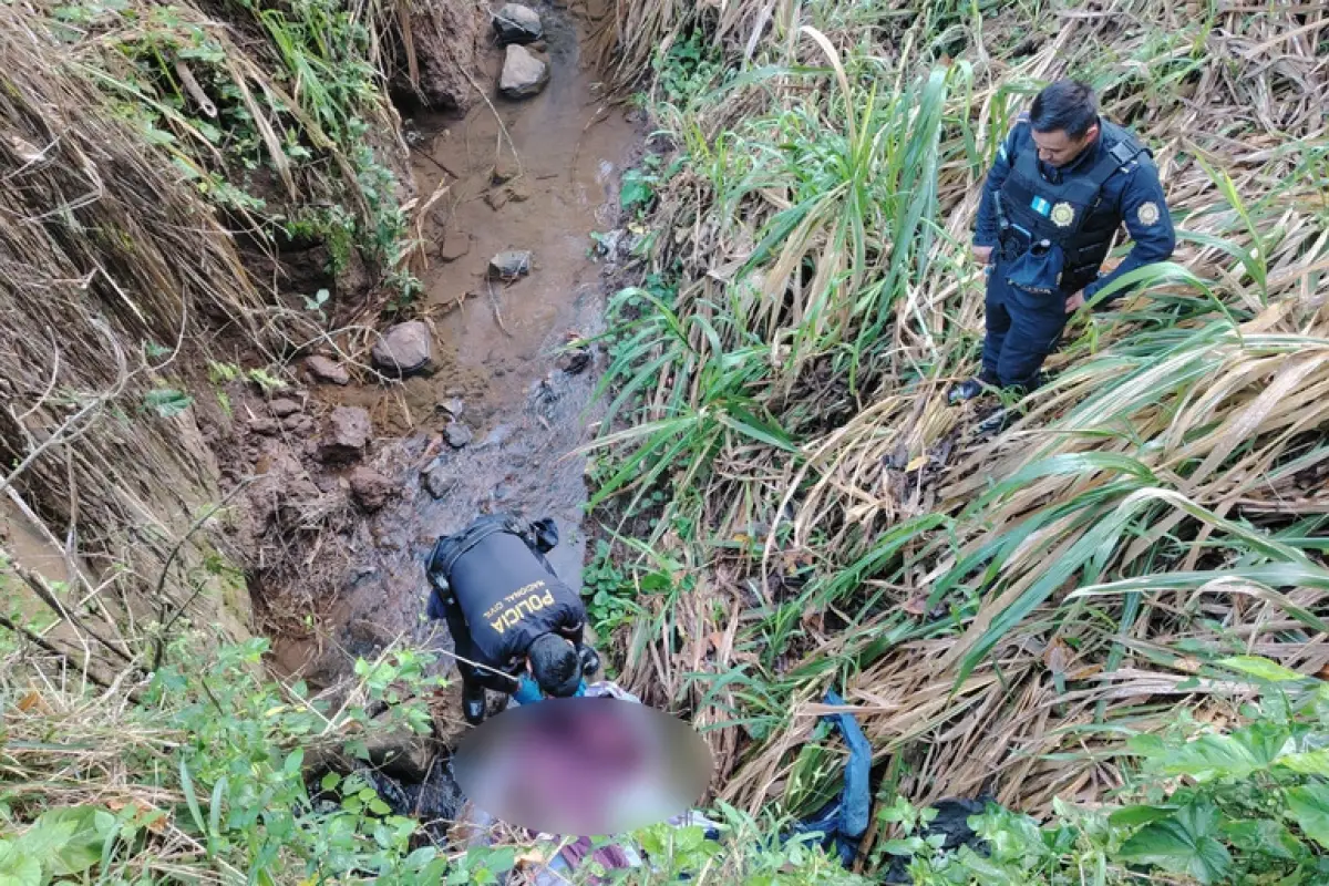 La víctima fue encontrada envuelta en sábanas en un río de Quetzaltenango., Bomberos Municipales Departamentales