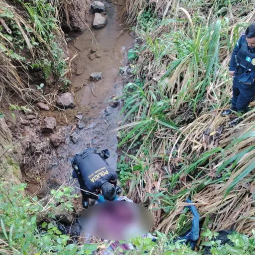 La víctima fue encontrada envuelta en sábanas en un río de Quetzaltenango. ,Bomberos Municipales Departamentales