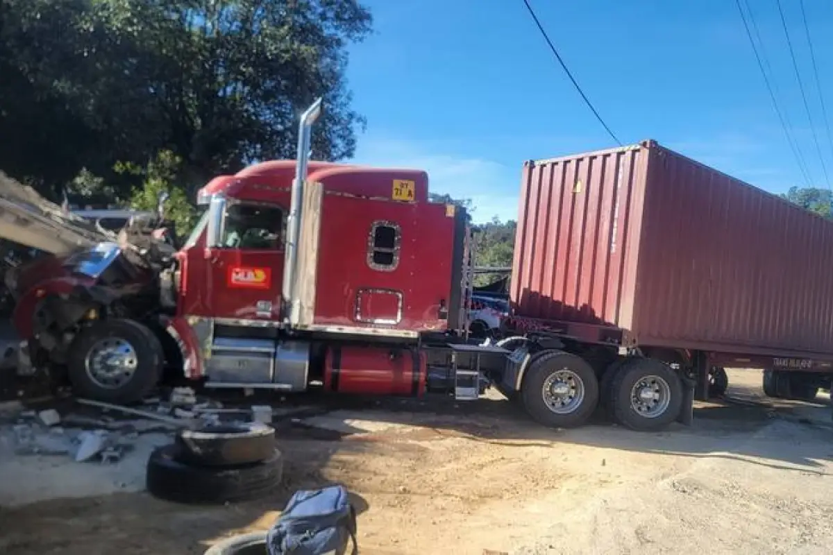El tráiler quedó empotrado en una vivienda de Sololá., Bomberos Municipales Departamentales