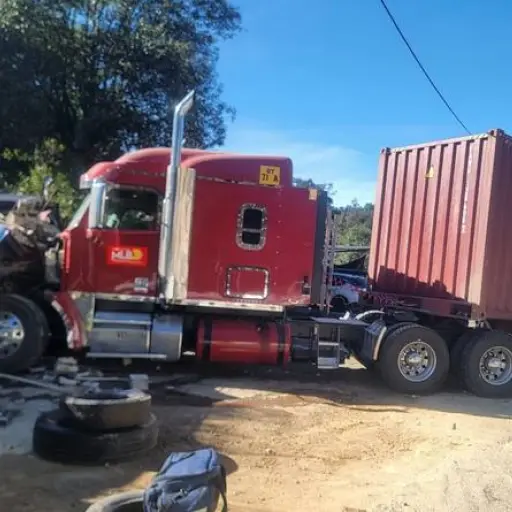 El tráiler quedó empotrado en una vivienda de Sololá. ,Bomberos Municipales Departamentales