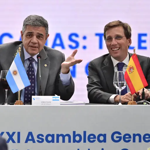 El alcalde de Madrid, José Luis Martinez-Almeida (d), junto al jefe de Gobierno de Buenos Aires, Jorge Macri (i), fueron captados este jueves, 6 de noviembre, durante la XXI Asamblea General y el Foro de la Unión de Ciudades Capitales Iberoamericanas (U , EFE/Matías Campaya
