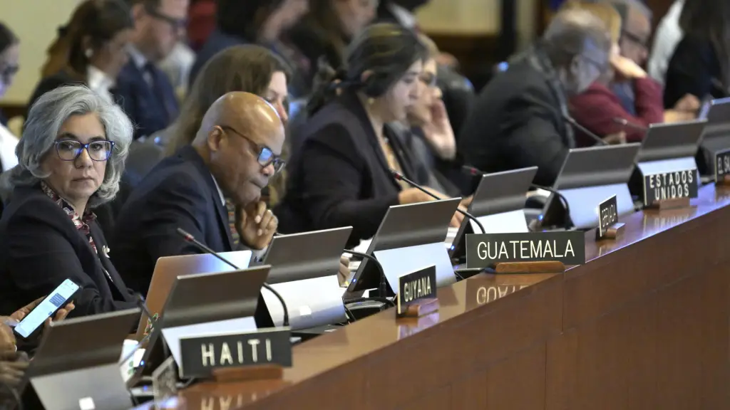 Sesión ordinaria del Consejo Permanente de la OEA donde se aprobó una resolución que insta a todas las instituciones de Guatemala a respetar la Constitución del país y \