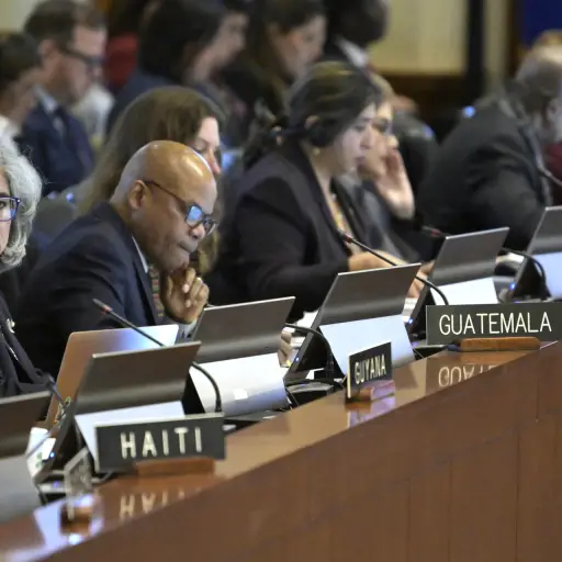 Sesión ordinaria del Consejo Permanente de la OEA donde se aprobó una resolución que insta a todas las instituciones de Guatemala a respetar la Constitución del país y 