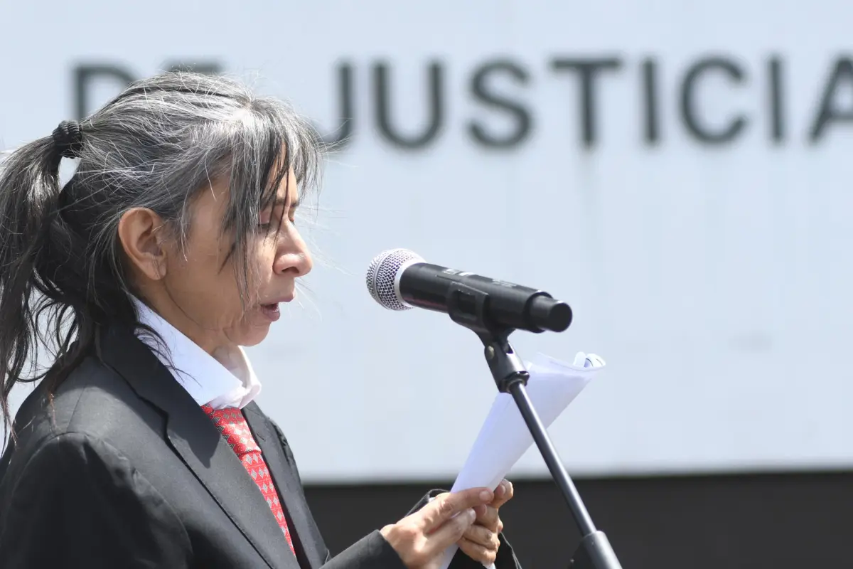 La artista Regina José Galindo habla durante una representación titulada 'Me siento libre' en apoyo al periodista José Ruben Zamora este jueves, frente al Palacio de Justicia, en Ciudad de Guatemala (Guatemala),  EFE/ Alex Cruz
