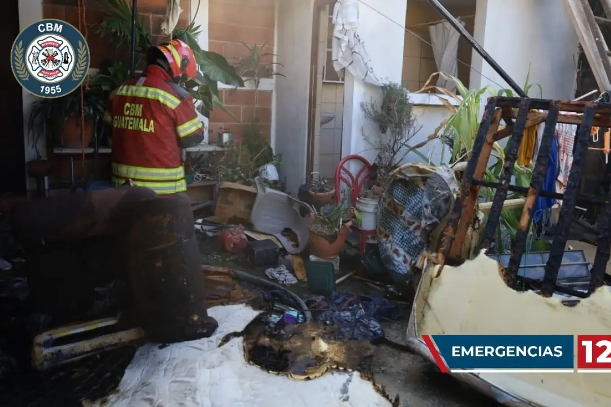 El incendio en la vivienda de zona 18 se inició tras una explosión de gas., Bomberos Municipales